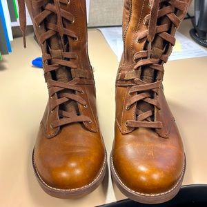 Timberland Beautiful all real leather boots with zipper and lace up runs small